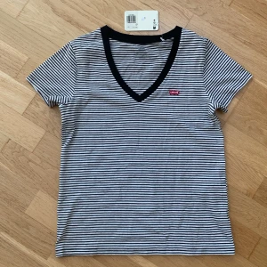 Oanvänd Levi's T-shirt  - Levi's T-shirt i storlek XS. Aldrig använd. Inga märken eller avtryck. Prislappen hänger kvar. Pris går att diskutera. Frakt ingår inte i priset.