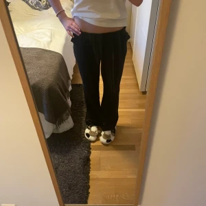 Kostymbyxor  - Kostym byxor från cubus. Är highwaist men är meningen att man ska vika ner dem till low wais. Är fake fickor på baksidan. Köpt för 450kr! Skriv för mer bilder.