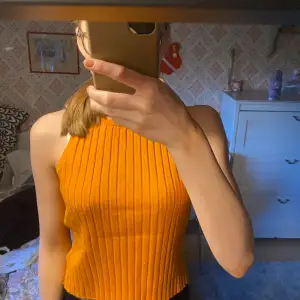 Jättefint orange linne, perfekt till sommaren! Har ett litet hål vid sömmen i nacken, men det syns inte och jag kan självklart fixa det innan jag postar