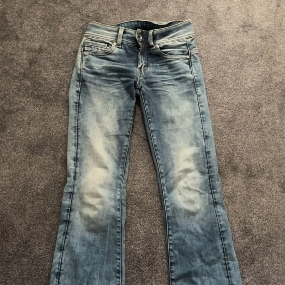 Säljer dess jeans då det börjar bli lite för korta för mig. Skit snygga bra skick . Köpte för 660. Storlek S. Jeans & Byxor.