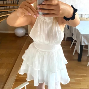 Vit klänning - Vit jättefin klänning med öppen rygg, perfekt för studenten! Aldrig använd💖