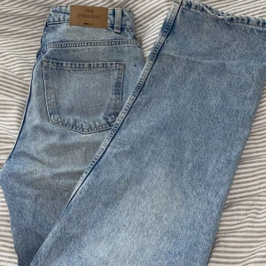 Jeans  - Jeans från New Yorker. Aldrig använda då jag inte tyckte dom var så snygga när jag testade igen. Är 160 och är tvungen att vika upp byxorna lite då de är lite för långa för mig. Pris kan diskuteras!💕