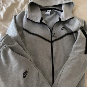 Nike tech dress  - 7/10 skick byxor storlek L tröjan M