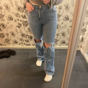 Blåa jeans  - Jeans från veromoda, fått secondhand men har bara testat dom själv. Jättesköna att ha på sig och allt sånt men inte min stil med hålen på knäna. Skulle säga att dom är en M men lutar mer åt L