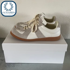 Madison Margiela Gats Vita - Svinsnygga Maison Margiela Gats i 9/10 skick! Strl: 42/43 Nypris: ca 6000kr Allt Og ingår, kvitto finns Skriv vid frågor eller funderingar🙌