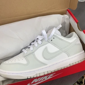 Nike Dunk Low Retro - Storlek: EU 40/ UK 6 I gott skick använt fåtal gånger.  Färg: Vit/Grey Fog