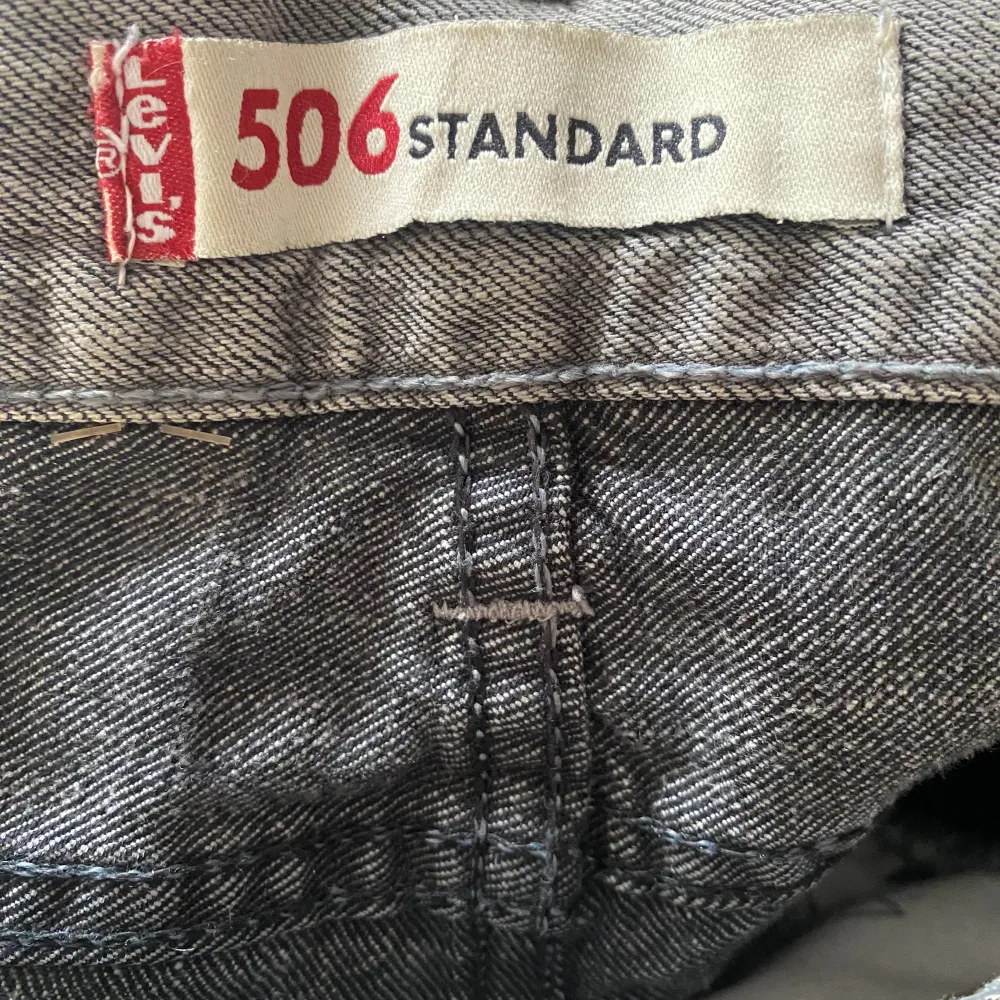 Ett par levi’s jeans i längd 34 och midja runt 32/33 men inte säker. De går över mina hälar på mig som är 1,69. De är köpta på plick och använda så lite skavanker där jeansen tar slut. . Jeans & Byxor.