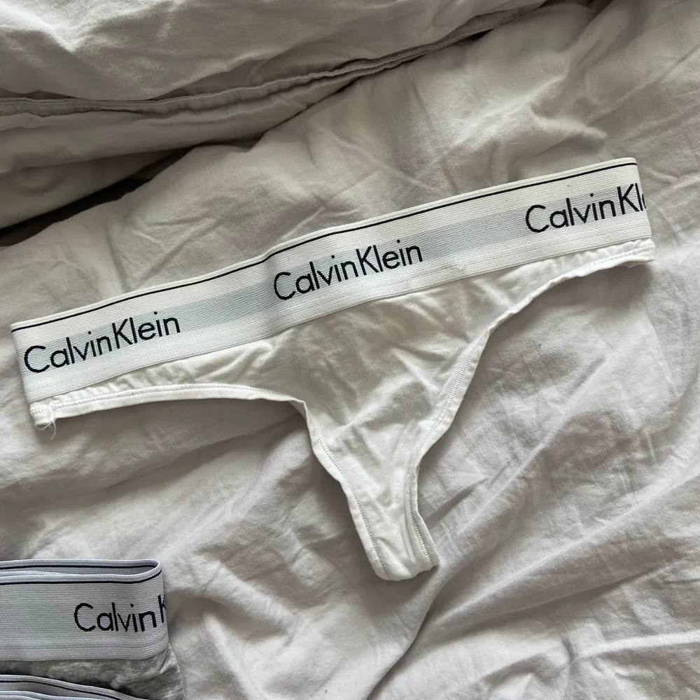 Stringtrosor från Calvin Klein. Alla 3 par i storlek xs. Används aldrig och nästan aldrig använda. Inga anmärkningar på dom. 2 gråa och 1 vit. . Övrigt.