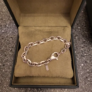 Maria nilsdotter armband  - Intresskoll på mitt armband från maria nilsdotter aldrig använt. Boxen medföljer! 