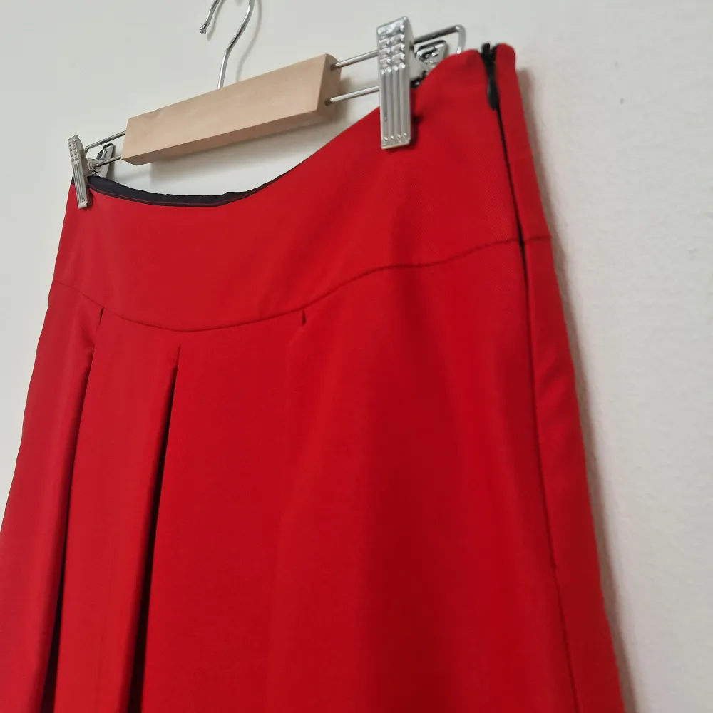 Skirt is is very good condition. Length 65cm Waist 36cm x 2 It says S but it is bigger more like M. Kjolar.