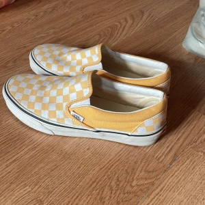 Gula vans  - Använt 2 gånger, nytt skick. Bra passform. Köpare står för frakt. 