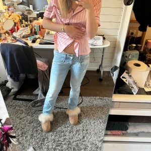 Low waist bootcut - Säljer då de här jeansen som jag köpte på plick eftersom de var för korta på mig. Midjemåttet är 36/37 och skulle passa någon mellan 155-165!🩷 