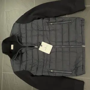 1:1. F#keTja! Säljer nu min moncler cardigan i färgen navy. Storleken är XL men passar även L. Använd 1 gång. QR code och Scan fungerar. Om du jämnför med alla andra moncler Cardigans på plick så är mitt pris rimligt. Priset är ej hugget i sten.