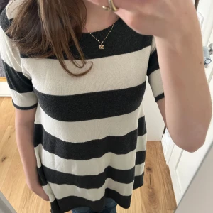 Fin randig kortärmad klänning/blus!! Stickad 🙌🏼🩶 - Randig stickad klänning/blus (beror på hur kort eller lång man vill ha den). Bredare på utsidan med kortärmat. Fin fint skick!! 🩶🩶🩶