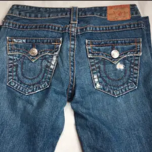 Snygga low waist bootcut jeans! De är från true religion i storlek M. Säljer då de inte passar mig! Skriv gärna för fler detaljer eller bilder! 