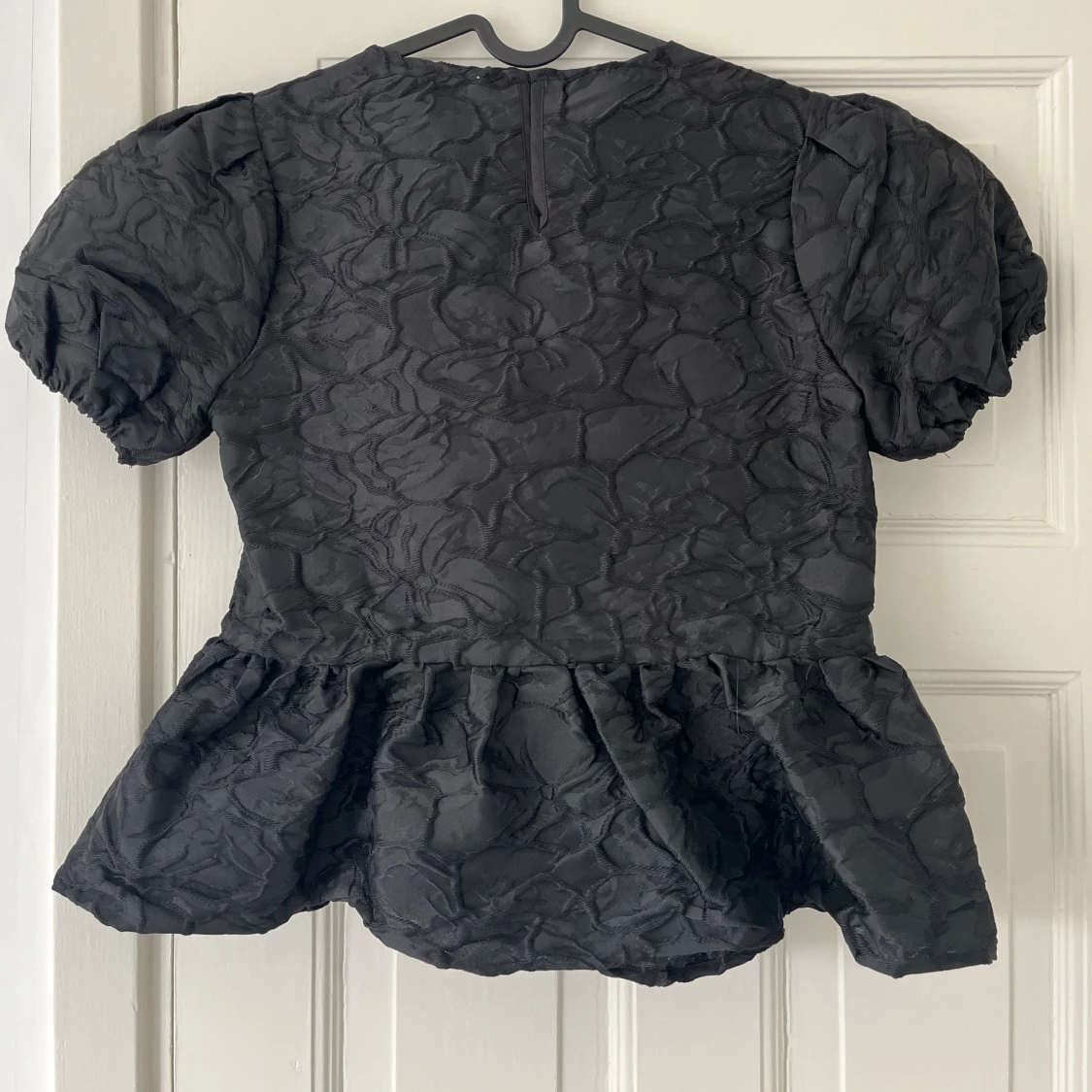 Topp med volang  - 90