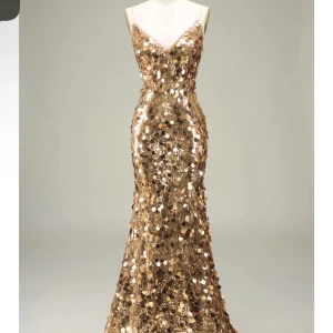 Balklänning - Säljer en jättefin balklänning, aldrig använd bara testad. Säljer då jag bestämt mig för en annan. Köpt för 1800. Skriv för mått eller andra frågor!❤️