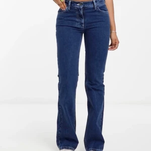 Lågmidjade jeans - Blå jeans från asos i bra skick, använda få gånger. Säljer på grund av att de ej kommer till användning 🙌