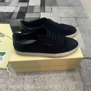 Axel arigato skor - Axel arigato skor. Perfekt inför sommaren.🌞10/10 skick inga defekter och väldigt bra använda. Skriv gärna för mer info!