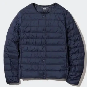 Uniqlo jacka - Funderar på att sälja min marinblåa uniqlo jacka då den inte kommit till användning! Säljer bara vid bra pris. Nypris är 799kr. Använd ca 2ggr. Passar s o m. Byten mot kappor kan vara intressant.