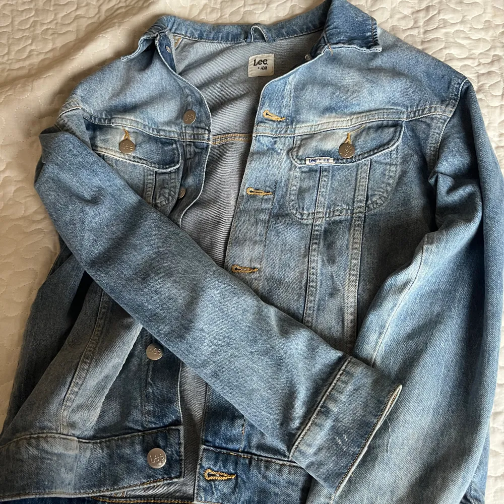 Ljusblå jeans jacka från Lee x HM. Köpt för ca ett år sedan och finns inte att köpa längre. Köpt för 400kr och är använd ca 5 gånger❤️❤️. Jag är 164 cm.. Jackor.