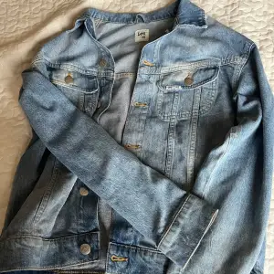 Ljusblå jeans jacka från Lee x HM. Köpt för ca ett år sedan och finns inte att köpa längre. Köpt för 400kr och är använd ca 5 gånger❤️❤️. Jag är 164 cm.