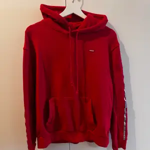 Nästan oanvänd hoodie från Levis i röd färg.   Storlek XS men passar även S!  Nypris 599:- 🐝🐝