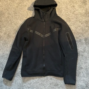 Nike tech  - Nike tech i riktigt bra skick. Storlek S. Priset kan diskuteras.