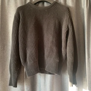 Stickad tröja - Skön tröja som sitter snyggt! Tröjan är från scotch  Hittar ingen storlek men gissar på S