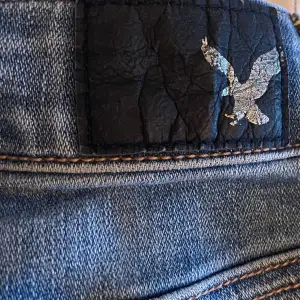 Skinny jeans - sliten design från American Eagle  De är oanvände och jag säljer då jag hittade dem i min garderob - och inte kommer att använda dem.