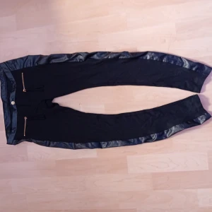 Snygga Jeans - Hej! Jag har ett par fantastiska jeans till salu som passar perfekt för dig om du är 160 cm lång och bär storlek S eller XS. Dessa jeans är både snygga och bekväma, och de kommer definitivt att ge dig en snygg look! Köparen står för frakten.