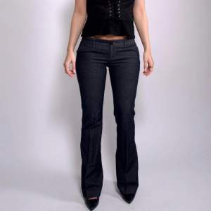 Trendiga low waist jeans. Köpte fån uf företaget Vintique.uf. Aldrig använt tyvär för de var för stora. 🌸 priset kan diskuteras   Midjemått: 78 cm Ytterbenslängd: 103 cm Innerbenslängd: 85 cm  Modellen är ca 170 cm lång 