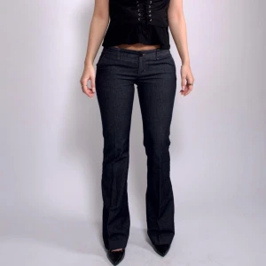 Trendiga jeans  - Trendiga low waist jeans. Köpte fån uf företaget Vintique.uf. Aldrig använt tyvär för de var för stora. 🌸 priset kan diskuteras   Midjemått: 78 cm Ytterbenslängd: 103 cm Innerbenslängd: 85 cm  Modellen är ca 170 cm lång 