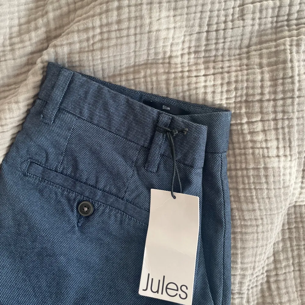 Helt oanvända kostymbyxor med prislappen kvar! Ursprungligen köpta i Paris, från franska märket Jules för nypris 580kr. Märkta storlek 38, modell på bild är 1.78 och brukar bära S/M. Perfekt skick, skriv vid frågor!. Jeans & Byxor.