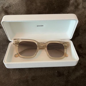 Solglasögon - Ecru 04 från chimi i storlek medium. Endast testade på i hemmet. 