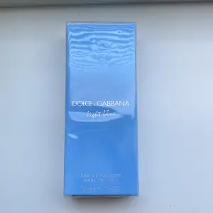Helt ny oöppnad Dolce&Gabbana Light Blue parfym, plasten kvar. Hör av er vid intresse och om ni har några frågor🩷