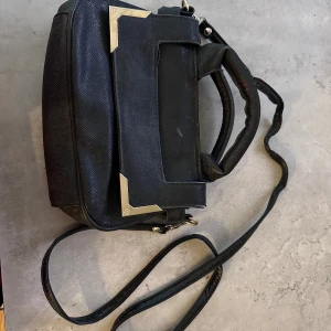 Väska - En liten söt svart väska som rymmer det viktigaste och lite mer!! 