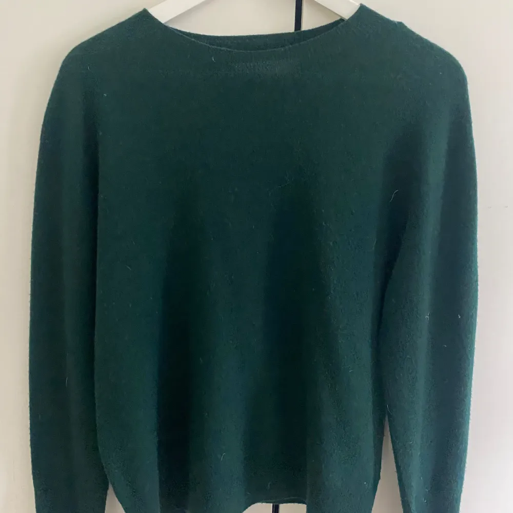 Mörkgrön stickad tröja från Zara. Använd fåtal gånger. Tröjor & Koftor.