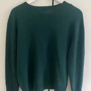 Mörkgrön stickad tröja från Zara. Använd fåtal gånger