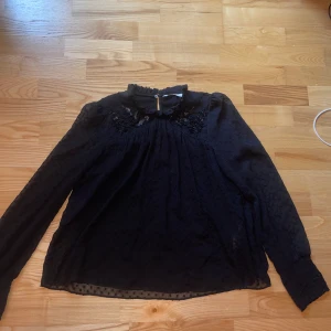 Blus  - Super gullig blus med söta små detaljer. Använd cirka 2 gånger sen dess bara legat i min garderob så blusen är inprincip i nyskick. Storlek S 