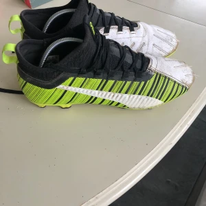 Puma fotbollsskor  - Hej jag säljer nu mina gamla fotbolls skor, dom e i 6/10 skick kolla på andra bilden så ser ni. Hör av er vid funderingar osv.