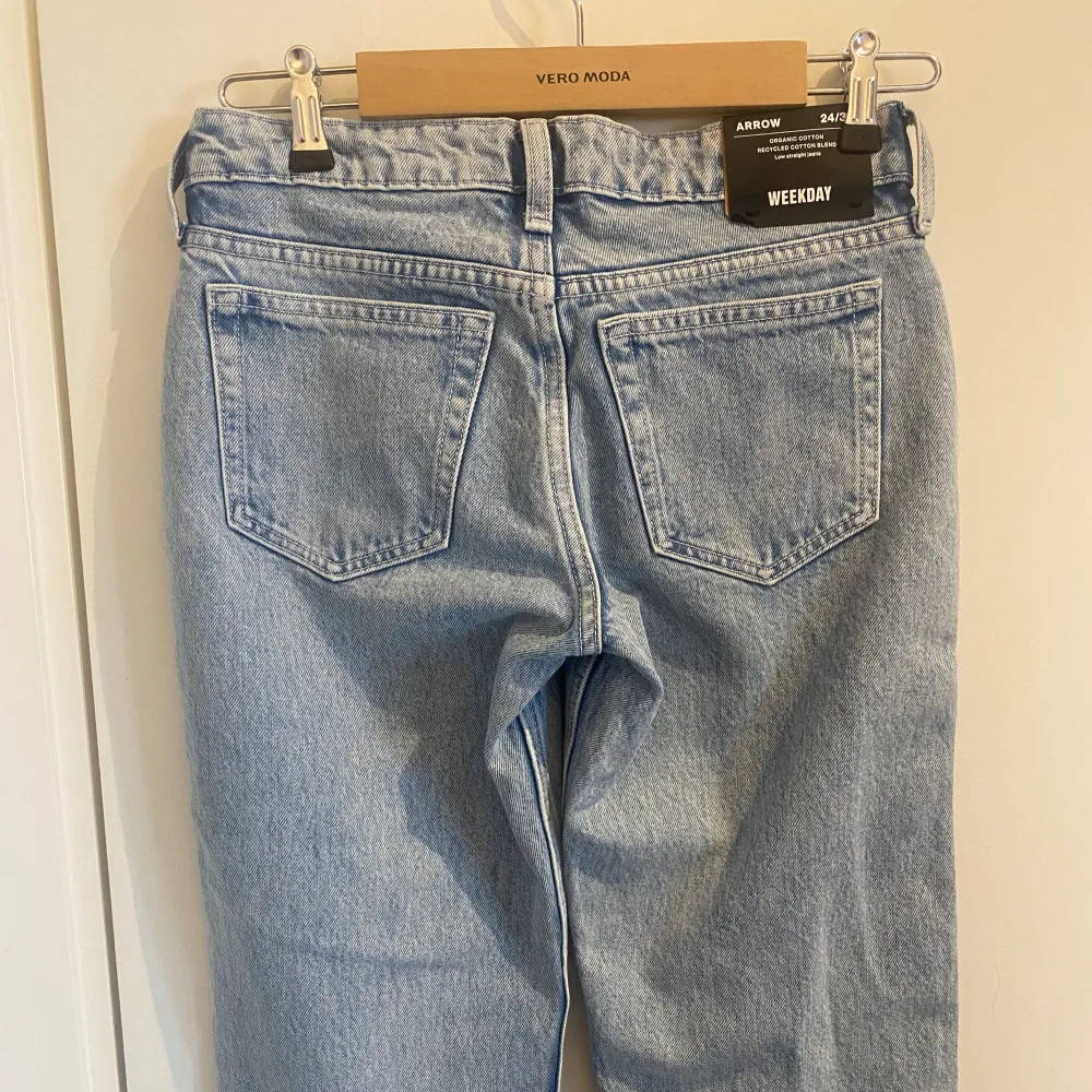 Helt nya weekday jeans i modellen ”arrow” storlek 24/32, prislappen är kvar. Skriv dm vid frågor💗. Jeans & Byxor.