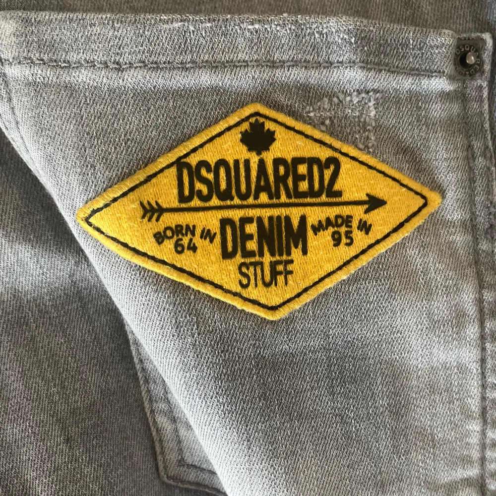 Säljer nu ett par dsquared2 jeans i superfint skick! Nypris: 7399kr, vårt pris: 899kr! Kom gärna med frågor och funderingar, priset kan diskuteras!🤔🧐. Jeans & Byxor.