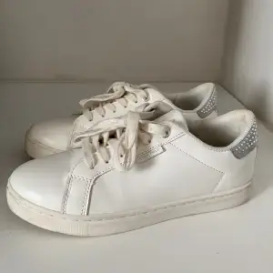Vita sneakers från Anna Field i storlek 37