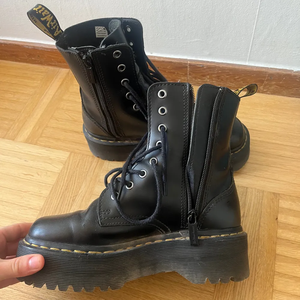 Platå dr Martens i modellen Jadon. Storlek 37! Jag brukar ha 38 i skor och dessa passar mig! Sparsamt använda! . Skor.