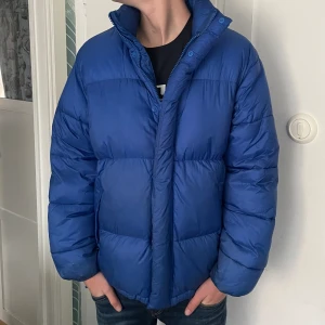 Zara jacka - Säljer brorsans zara jacka. Använd mycket men fortfarande bra skick! (Du ser bilderna) köpt för 500kr, slutsåld🔥