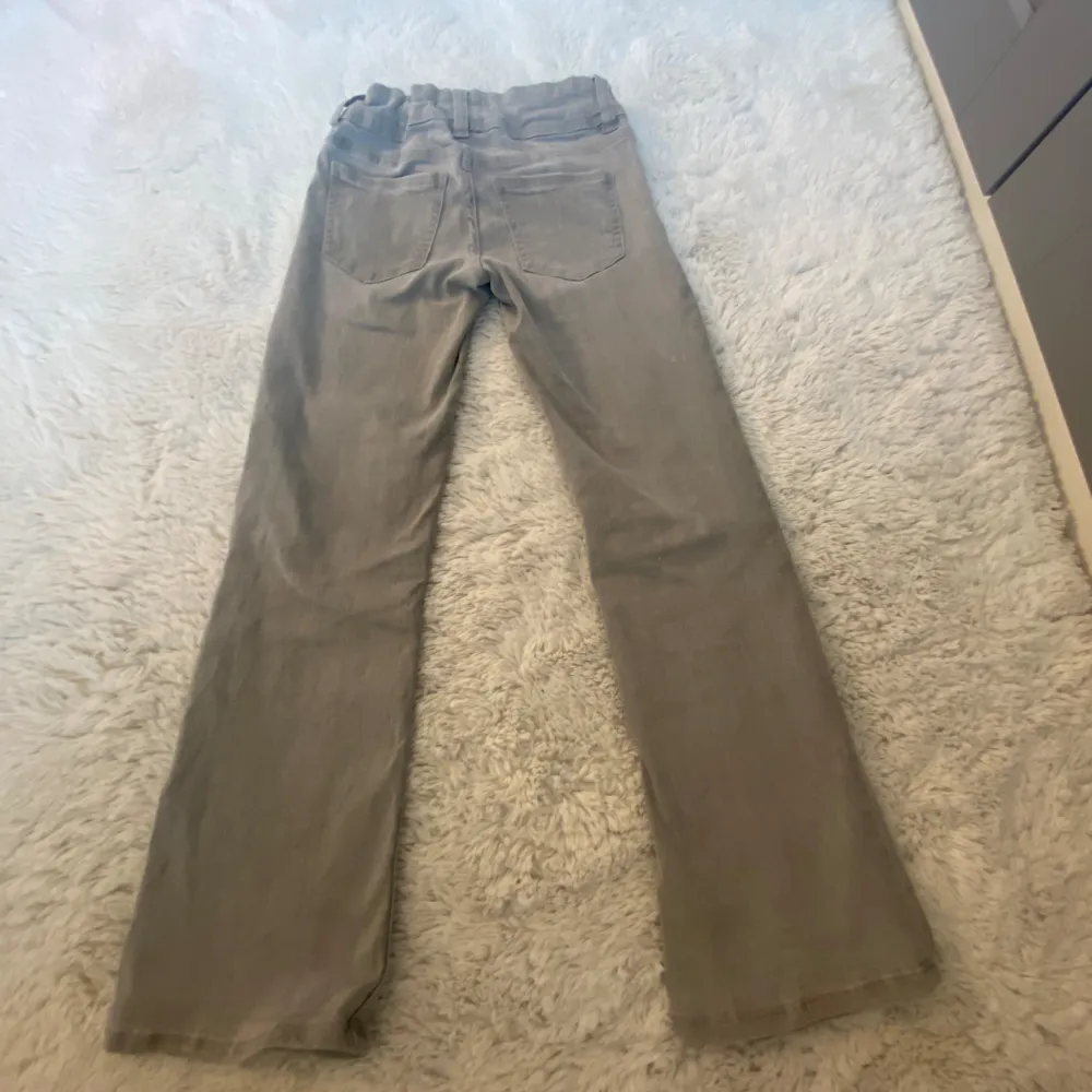 As snygga gråa bootcut jeans från gina som är helt slutsålda!🥰 köpt för 399❣️❣️. Jeans & Byxor.