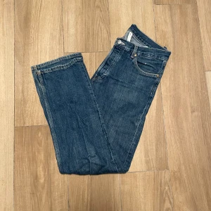 Weekday Klean jeans - Blåa jeans med rak passform. Fint skick, inga slitningar.