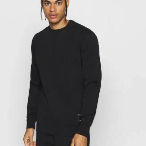 Björn borg svart sweatshirt  - Svart björn borg sweatshirt ”centre crew” köpt på nk i göteborg. Storleken är M. Använd endast ett fåtal gånger, i mycket bra skick. Original pris 699:-. Pm för mer info och bilder. 