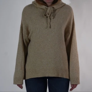 Stickad hoodie  - Beige stickad hoodie från HM i stl S men lite oversize.